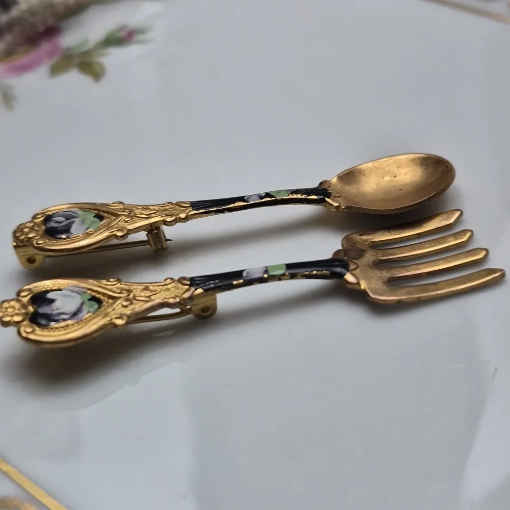 Vintage Circa fork & spoon Handpainted pins brooches gold tone metal